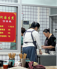 宁波最有名气的生煎店肯定是阿国生煎了 33年的历史沉淀