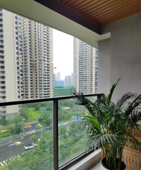 不封阳台的话,怎么防范暴晒、雨水、大风天的?