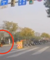 ��Σ�գ����˽�ͷ����ը��Ħ�У���������ͷ��