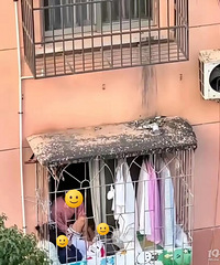 见过这么心大的父母吗?防盗网窗户竟然敢放娃...