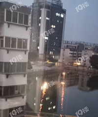 ����ĳС�����м���С���ѷ��̻������־ٱ����׷���������