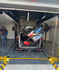 ��һҽԺ����ͣ��¥���ҵĳ���ѹ���ˣ��������˴�����