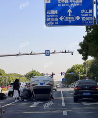 ������߷�ͻ�����Ϻ����·������С�γ���ײ���󷭳��ˣ�