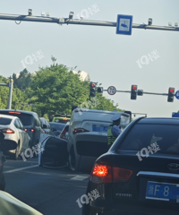 ������߷�ͻ�����Ϻ����·������С�γ���ײ���󷭳��ˣ�