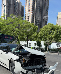 ����ͻ�����Ͻ�·��һ�����001ײ�ϱ��۳�����ͷֱ�����ˣ�