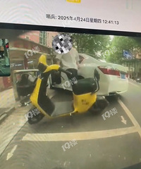 小黄车做错了什么?嘉兴有人一脚踹翻小黄车,旁边车子也遭了殃
