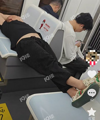 偶遇奇葩,简直了!!真把有轨电车当自家了啊你!