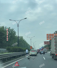 ����ĳ·�Σ�����ͻ���೵��ײ�������ϰ෴�������ˣ�