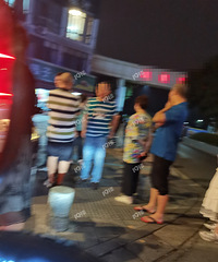 ����С���ſ�Χ��һ��Ⱥ�ˣ�������ŮŮ��������¥�ϱ���������