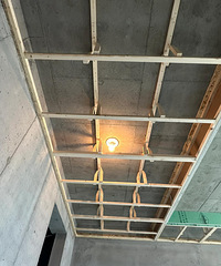乡下自建房吊顶用什么材料好?蜂窝大板or石膏板哪个好?