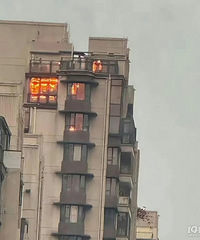 对面栋邻居的灯装的,咋一看以为着火了呢...