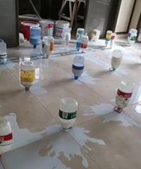 装修师傅这是才干嘛?瓷砖上竖的一个一个的?