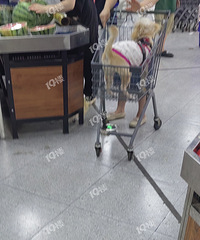 超市拍到这一幕!