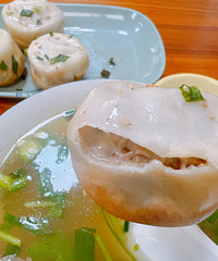 足足一勺子汤头的宝藏生煎包!一口下去 超级香!