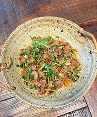 做黄牛肉炒香菜的秘诀就是—牛肉先腌制再快炒 才嫩!