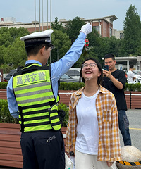 �����˸߿�ֱ�����ĵ��а�һĻ��������ǰ��Ҷ�һ�ٸߡ��ա���