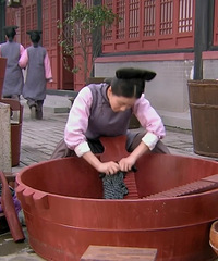 大家夏天洗衣服的频率是多少!一次只洗两件真的浪费!