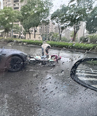 雨天事故多!今早这里又撞了!
