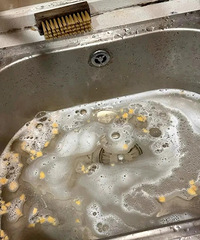 厨房水槽一个月堵了两次,一次150,大家有没有什么办法啊?