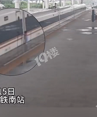 ���˸�����վ����һ�̣��г�����ǰһ�� 1�����ͯ�����Ĵ��š�