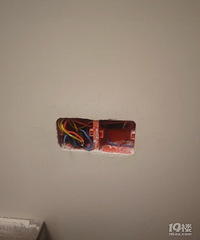 网友装修被水电工彻底气疯!并排的插座做成这样...