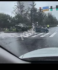 ����·��������һ·�������͵�ƿ���ֳ�ײ�ˡ�