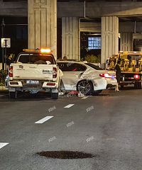 ɼɼ�¸߼ܵ�·�ڣ����̳��ͱ���ײ���е��ף�