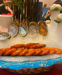 在婚礼上狂炫海鲜!
