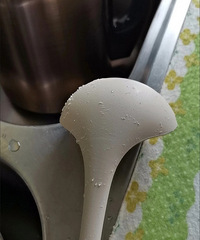 入嘴的硅胶制品,大家千万别买太便宜的!饭勺搓出白条了...