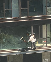 谁家请保洁?心也太大了!这样擦窗户也太危险了!