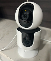 家里的摄像头自己转了…这是被入侵了吗?