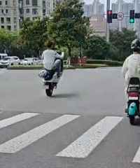 ��������С���ᣡ����·������ͷ��һ����������ֱ�����ˣ�