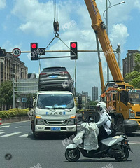 ��һ������������һ˽�ҳ�ײ������׮��ֱ�ӽе�����Ԯ�ˡ�