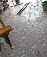 ���˰�������һ�ҵ�Ĳ�����ͻȻ���ѣ�������һƬ�ǽ�