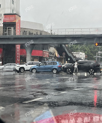八佰伴天桥这边,今早三车追尾!