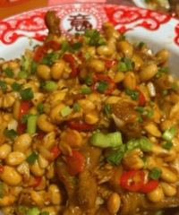 �ڼ��˷���һ�Ҿ��·��Ľ���С����