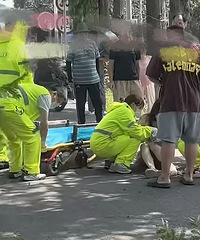 ����һ��˹��ʧ���ˣ�·�ߴ���������ײ�ϣ���ͷ�������ϡ�