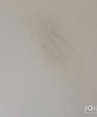 想问一下,乳胶漆墙面脏了怎么擦?用蜡笔画了一道…