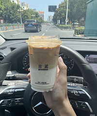 噶兴本地拧找嘉兴本地妹纸!奔驰车主 有房多套!