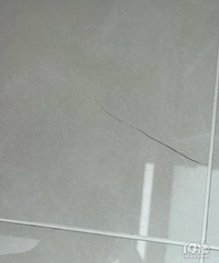 瓷砖上的黑线怎么清理?洁厕灵不管用...