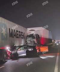 ���˸����ϣ�С��su7 ultra��ǰ��л���ײ�ýӽ����ϣ�