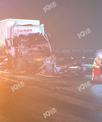 ���˸����ϣ�С��su7 ultra��ǰ��л���ײ�ýӽ����ϣ�