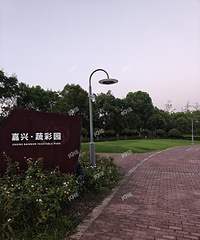 �߲�԰���ſڲ�ƺ  ��λ���е��������һ�����˲���~