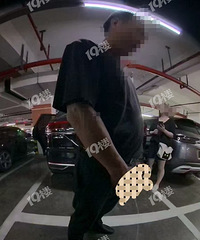 男子在商场地库明目张胆尿尿!有人说 人有三急憋不住?