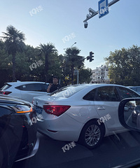 ���ֳ��ſڽ����ӵ�£��г���׷β�ˡ�