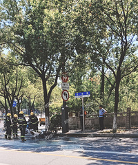 ·�����Ϲ�԰����·�ڣ�����һ��ƿ��ȼ��ֻʣ������