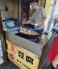 打卡三元路很有名的臭豆腐!感觉没有想象中惊艳啊...