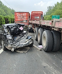 ���������׷��������˸����ϣ���ҳ�׷β�೵��С��ֱ�ӱ���