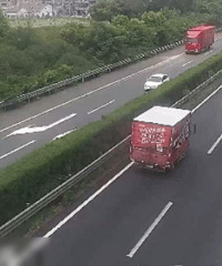 ���������׷��������˸����ϣ���ҳ�׷β�೵��С��ֱ�ӱ���