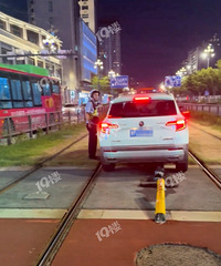 ���˰���ֱ�ӳ���й�糵����·�ϸ��Ӷ���ѹ���ˣ�